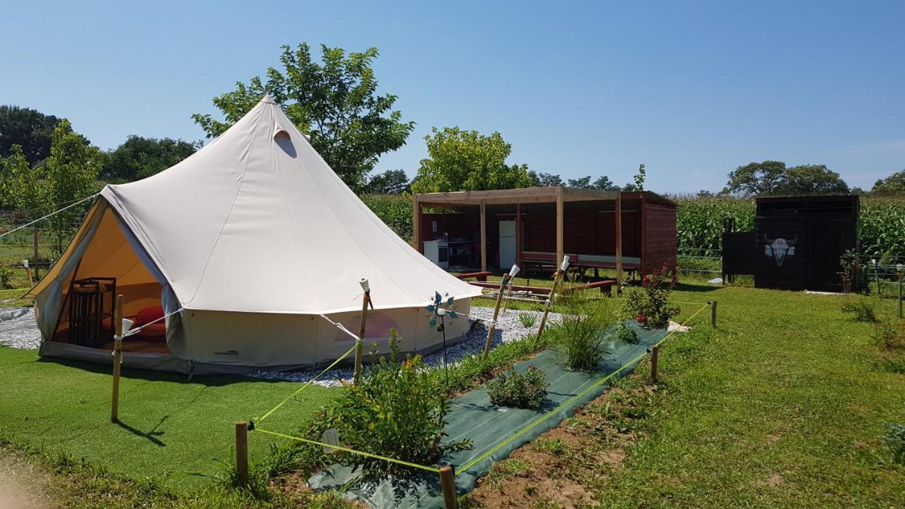 La Petite Ferme De Pouillon - Parc Animalier - Aire De Loisirs Bed and Breakfast Buitenkant foto